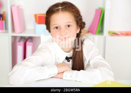 Ragazza carina al lavoro in aula Foto Stock