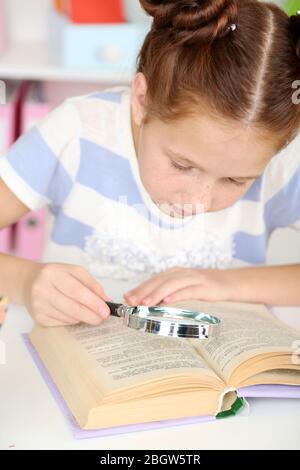 Ragazza carina al lavoro in aula Foto Stock