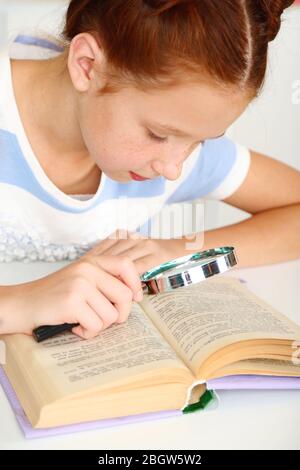 Ragazza carina al lavoro in aula Foto Stock