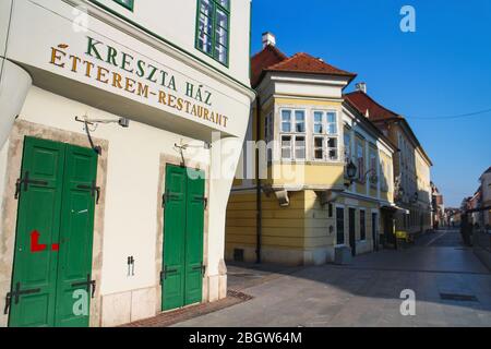 Scena stradale a Györ, Ungheria, una delle principali città tra Vienna e Budapest nella regione occidentale della Transdanubia. Foto Stock