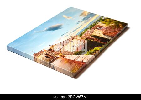 Stampa su tela con tecnica di avvolgimento per il montaggio e lo stiro di tele, isolate su sfondo bianco. Bordo e angolo della foto allungata, primo piano Foto Stock