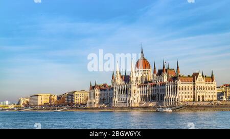 Edificio del parlamento ungherese sulle rive del Danubio nella parte Pest di Budapest, capitale dell'Ungheria.