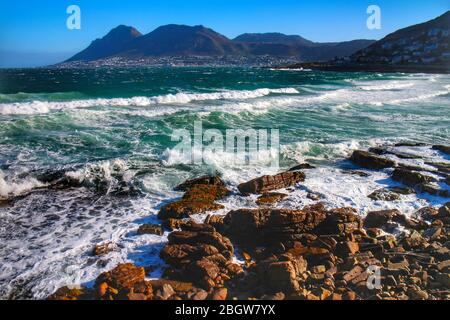 Vista panoramica di False Bay vicino a Città del Capo, Capo Occidentale, un tratto di costa sulla punta sud-occidentale del Sud Africa da Table Mountain a Cape Point. Foto Stock