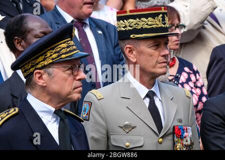 TOLOSA, FRANCIA - LUGLIO 14: Alti funzionari che guardano i paracadutisti francesi e le forze di polizia sfilano durante la celebrazione del 14 luglio, Bast Foto Stock