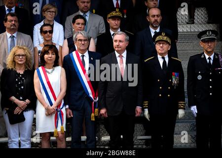 TOLOSA, FRANCIA - LUGLIO 14: Il sindaco di Tolosa guardando i paracadutisti francesi e le forze di polizia sfilano durante la celebrazione del 14 luglio, b Foto Stock