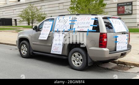 Albany, NY - 22 aprile 2020: Auto intonacata con poster visto durante l'operazione Gridlock protesta fuori del New York state Capitol Building Foto Stock