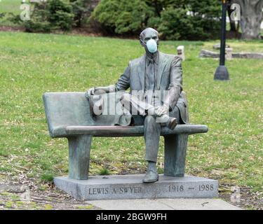 Albany, NY - 22 aprile 2020: Scultura di Lewis Swyer con maschera facciale vista all'esterno del New York state Capitol Building Foto Stock