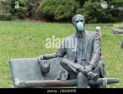 Albany, NY - 22 aprile 2020: Scultura di Lewis Swyer con maschera facciale vista all'esterno del New York state Capitol Building Foto Stock