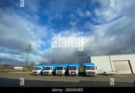 Berlino, Germania - 18 gennaio 2020: Angolo ultra ampio di più Mercedes-Benz Atego camion accanto a Man camion parcheggiati di fronte al magazzino edificio con cielo drammatico sullo sfondo Foto Stock