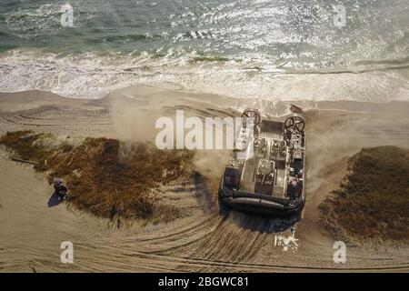 JACKSONVILLE, USA - OTTOBRE 26: Un hovercraft sulla spiaggia durante l'esercizio di Amphibious Bold Alligator organizzato dalla Marina statunitense e dal corpo dei Marine Foto Stock