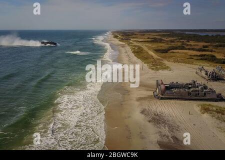 JACKSONVILLE, USA - OTTOBRE 26: Hovercraft sulla spiaggia durante l'esercizio Amphibious Bold Alligator organizzato dalla Marina statunitense e dal corpo dei Marine o Foto Stock