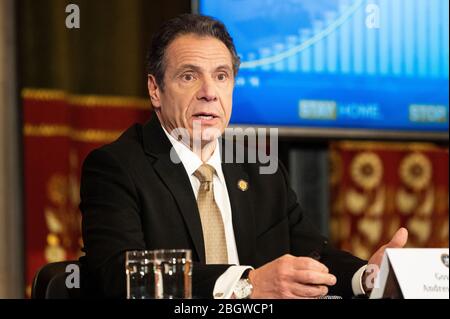 Albany, 22 aprile 2020. 22 aprile 2020 - Albany, NY, Stati Uniti: Il governatore di New York Andrew Cuomo (D) parla alla conferenza stampa al Campidoglio dello Stato. (Foto di Michael Brochstein/Sipa USA) Credit: Sipa USA/Alamy Live News Foto Stock