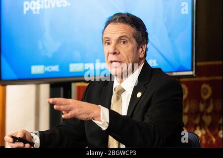 Albany, 22 aprile 2020. 22 aprile 2020 - Albany, NY, Stati Uniti: Il governatore di New York Andrew Cuomo (D) parla alla conferenza stampa al Campidoglio dello Stato. (Foto di Michael Brochstein/Sipa USA) Credit: Sipa USA/Alamy Live News Foto Stock