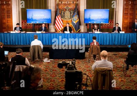 Albany, NY, Stati Uniti. 22 aprile 2020. 22 aprile 2020 - Albany, NY, Stati Uniti: Il governatore di New York ANDREW CUOMO (D) parla alla conferenza stampa al Campidoglio dello Stato. Credit: Michael Brochstein/ZUMA Wire/Alamy Live News Foto Stock