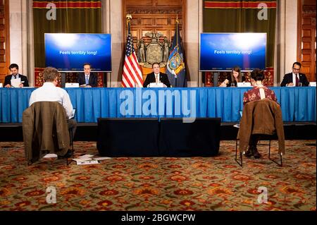 Albany, 22 aprile 2020. 22 aprile 2020 - Albany, NY, Stati Uniti: Il governatore di New York Andrew Cuomo (D) parla alla conferenza stampa al Campidoglio dello Stato. (Foto di Michael Brochstein/Sipa USA) Credit: Sipa USA/Alamy Live News Foto Stock