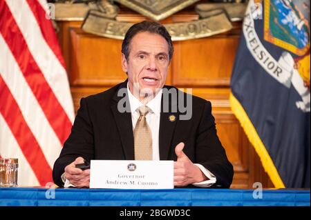 Albany, NY, Stati Uniti. 22 aprile 2020. 22 aprile 2020 - Albany, NY, Stati Uniti: Il governatore di New York ANDREW CUOMO (D) parla alla conferenza stampa al Campidoglio dello Stato. Credit: Michael Brochstein/ZUMA Wire/Alamy Live News Foto Stock