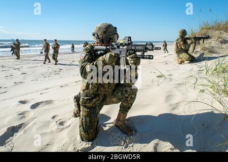 JACKSONVILLE, USA - OTTOBRE 25: Addestramento dei soldati messicani sulla spiaggia durante l'esercizio di alligatore audace anfibio organizzato dalla Marina statunitense e dal Foto Stock