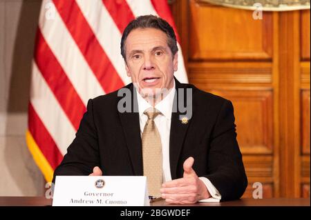 Albany, NY, Stati Uniti. 22 aprile 2020. 22 aprile 2020 - Albany, NY, Stati Uniti: Il governatore di New York ANDREW CUOMO (D) parla alla conferenza stampa al Campidoglio dello Stato. Credit: Michael Brochstein/ZUMA Wire/Alamy Live News Foto Stock