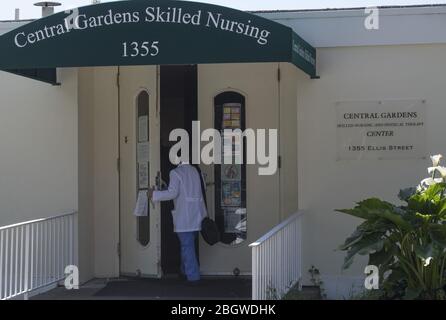 San Francisco, Stati Uniti. 22 aprile 2020. Un lavoratore entra a Central Gardens Skilled Nursing, una struttura abitabile di Western Addition, a San Francisco mercoledì 22 aprile 2020. Sessantasette hanno dato risultati positivi per il coronavirus, segnando il più grande focolaio in una casa di cura di San Francisco. La maggior parte dei 39 residenti e 28 membri del personale infetti hanno mostrato sintomi lievi, moderati o assenti, secondo un portavoce della struttura. Foto di Terry Schmitt/UPI Credit: UPI/Alamy Live News Foto Stock