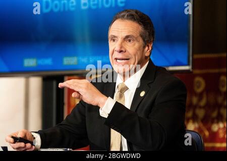 Albany, NY, Stati Uniti. 22 aprile 2020. 22 aprile 2020 - Albany, NY, Stati Uniti: Il governatore di New York ANDREW CUOMO (D) parla alla conferenza stampa al Campidoglio dello Stato. Credit: Michael Brochstein/ZUMA Wire/Alamy Live News Foto Stock