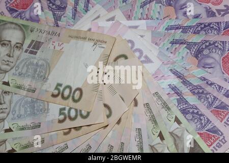 Un sacco di soldi sparsi su un tavolo bianco Foto Stock