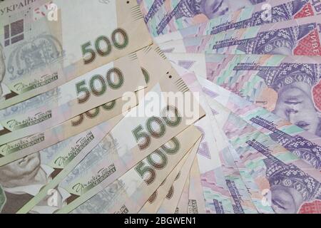 Un sacco di soldi sparsi su un tavolo bianco Foto Stock