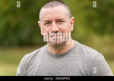 Ritratto di un uomo di mezza età con capelli corti, all'aperto Foto Stock