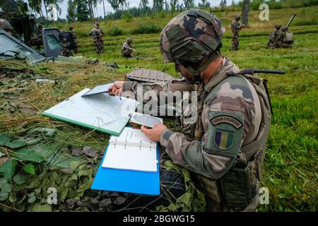 TAPA, ESTONIA - 22 AGOSTO: I soldati francesi della legione usano l'artiglieria durante la missione della lince, Viru, Tapa, Estonia il 22 agosto 2017 a tapa, estonia. Foto Stock