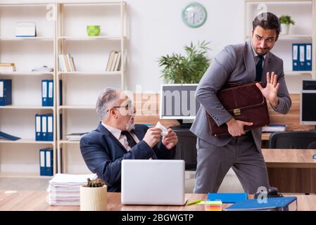 Due dipendenti in concetto pandemico sul posto di lavoro Foto Stock