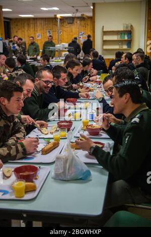 CHAMONIX, FRANCIA - GENNAIO 30: I soldati mangiano la loro cena alla scuola militare di alta montagna allenando i futuri cacciatori alpini, Auvergne-Rhône-al Foto Stock