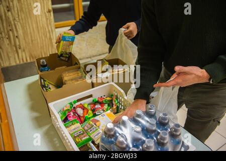 CHAMONIX, FRANCIA - GENNAIO 30: I soldati mangiano la loro cena alla scuola militare di alta montagna allenando i futuri cacciatori alpini, Auvergne-Rhône-al Foto Stock