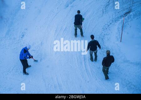 CHAMONIX, FRANCIA - GENNAIO 30: Soldati che camminano nella neve alla scuola militare di alta montagna allenando i futuri cacciatori alpini, Auvergne-Rhône-al Foto Stock