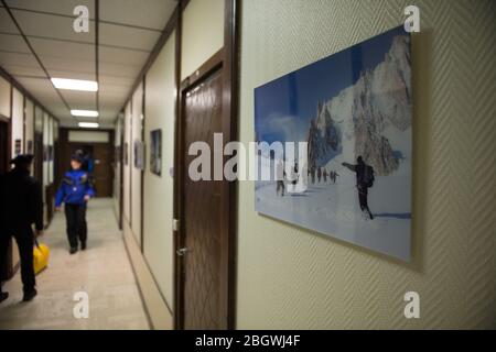 CHAMONIX, FRANCIA - FEBBRAIO 02: L'interno della scuola militare di alta montagna formazione i futuri cacciatori alpini, Auvergne-Rhône-Alpes, Chamonix, p. Foto Stock