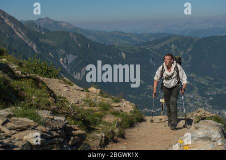 CHAMONIX, FRANCIA - LUGLIO 01: Un soldato che cammina durante un esercizio escursionistico con la scuola militare di alta montagna allenando i futuri cacciatori alpini, Auve Foto Stock