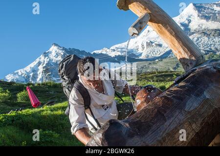 CHAMONIX, FRANCIA - LUGLIO 01: Un soldato che riposa durante un esercizio di trekking con la scuola militare di alta montagna che addestra i futuri cacciatori alpini, Foto Stock