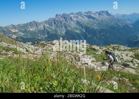 CHAMONIX, FRANCIA - LUGLIO 01: Un soldato che cammina durante un esercizio escursionistico con la scuola militare di alta montagna allenando i futuri cacciatori alpini, Auve Foto Stock