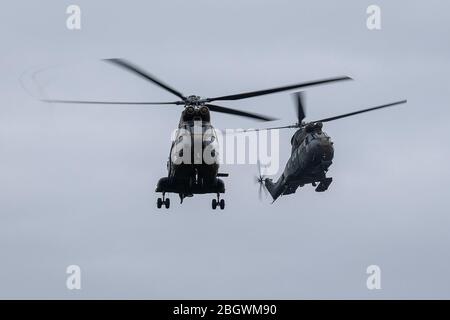 ANNECY, FRANCIA - FEBBRAIO 23: Elicotteri della Land Force che volano durante un esercizio per andare a Tchad e Mali per l'operazione Barkhane, contro Foto Stock