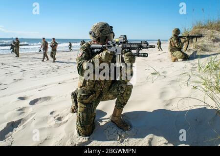 JACKSONVILLE, USA - OTTOBRE 25: Addestramento dei soldati messicani sulla spiaggia durante l'esercizio di alligatore audace anfibio organizzato dalla Marina statunitense e dal Foto Stock