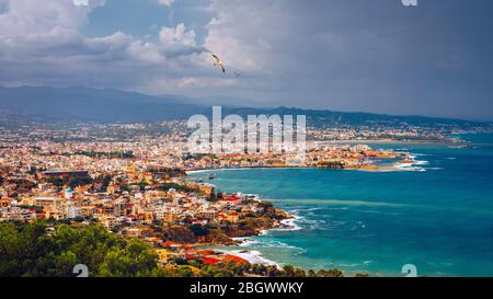 Il vecchio porto veneziano di Chania con fisihing barche e yacht in Creta, Grecia. Chania, Creta, Grecia. Chania è la seconda città più grande di creta e Foto Stock