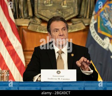 Albany, NY - 22 aprile 2020: Il governatore Cuomo tiene un briefing sulla risposta del COVID-19 alla Red Room del New York state Capitol Building Foto Stock