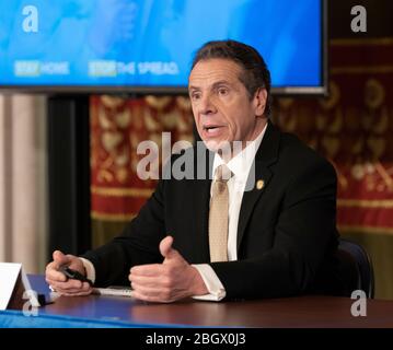 Albany, NY - 22 aprile 2020: Il governatore Cuomo tiene un briefing sulla risposta del COVID-19 alla Red Room del New York state Capitol Building Foto Stock