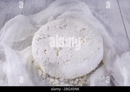 Formaggio casolare su garza su sfondo di legno Foto Stock