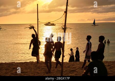 Boracay, Filippine - 23 gennaio 2020: Tramonto sull'isola di Boracay. Gli abitanti del posto giocano a Beach volley al tramonto Foto Stock