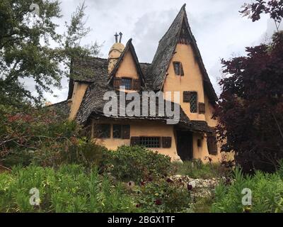 La Bevely Hills Witch House in una sezione residenziale di Beverly Hills, CA era una volta un set cinematografico. Foto Stock