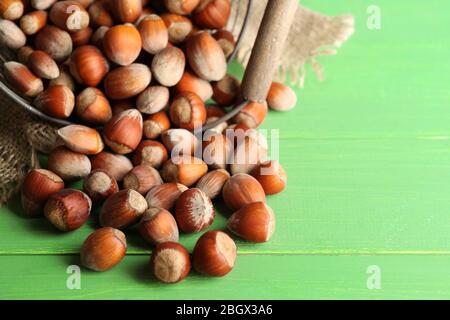 Nocciole in basket su sfondo di legno Foto Stock