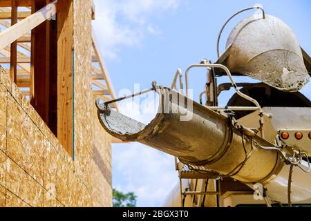 Betoniera camion calcestruzzo gettando pavimento di calcestruzzo fresco Foto Stock