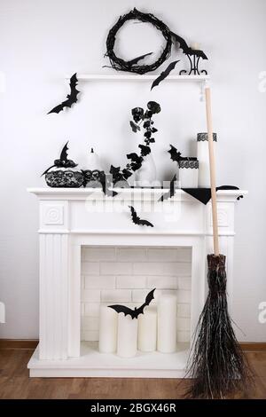 Bianco camino decorativo con candele Foto Stock