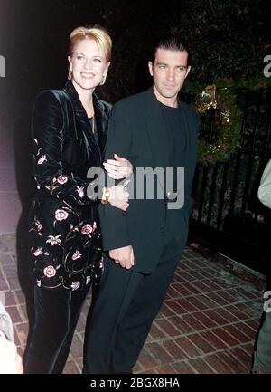 LOS ANGELES, CA. C. 1996: Melanie Griffith & Antonio Banderas. Foto file © Paul Smith/Featureflash Foto Stock