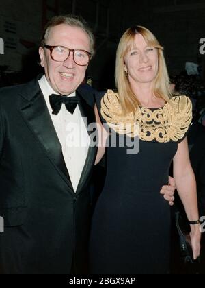 LOS ANGELES, CA. c. 1993: Produttore/personalità TV Sir David Frost & moglie Lady Carina Fitzalan-Howard. Foto file © Paul Smith/Featureflash Foto Stock