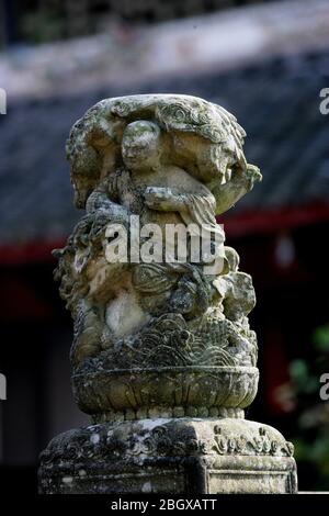 Iscrizione in pietra sulla rotaia curva del ponte di pietra Shuangguitang Wanzhushan Liangping County Chongqing Foto Stock